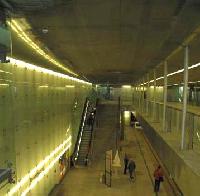 A földalatti villamosmegállókba levezető mozgólépcsők közvetlenül a peronra vezetnek, a belmagasság pedig igen nagy, ez tágasságérzetet ad. (forrás: David Hanz)