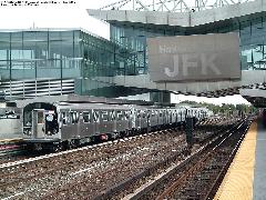 A protoszerelvények egyike a JFK nemzetközi repülőtérhez kapcsolatot biztosító metróállomáson., New York City (forrás: Robert Marrero)