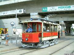 A villamosmúzeum talán legszebb járműve, az 1900-ban épült, és 2001-ben gyártáskori állapotában felújított D 244 psz. motorkocsi a 71-es vonalon Simmering-ben, a 2004-es Tramwaytag-ról hazafelé tartva., Simmering, Wien (forrás: Müller Péter)