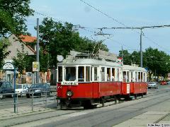 A Tramwaytag céljáratainak zöme természetesen az M-típusból kerül ki. A 2004-es rendezvény a főműhelyben került megrendezésre, e szerelvény épp az üzemi vágányról tért rá a 71-es vonalra., Wien (forrás: Müller Péter)