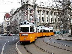 Menetrendszerű forgalomban a Szalay utcai megállóhely előtt, Szalay utca, Budapest (forrás: Halász Péter)