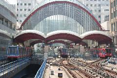 A Canary Wharfnál lévő toronyháznak saját megállója van, Canary Wharf station, London (forrás: Peter Courtenay)