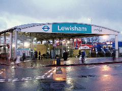A Lewishamben lévő végállomás, Lewisham station, London (forrás: Peter Courtenay)