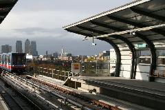 Pontoon Dock állomás peronja, Pontoon Dock station, London (forrás: Peter Courtenay)