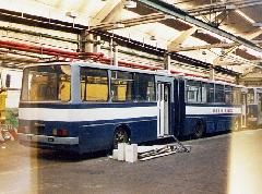 Az étkeztetőbusszá alakított első szériás IK 280-as, a GJSZ-ben. Az üzem bezárása után a kocsi a délpesti garázsba került. (forrás: VEKE)