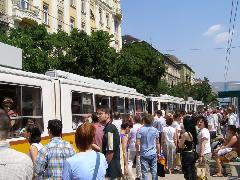 Várakozó tömegek a Jászai Mari téren péntek délután. Megbízhatatlanabb a körúti közlekedés, mint valaha., Jászai Mari tér, Budapest (forrás: Feld Márton)