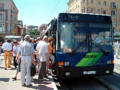 A Szentendrei HÉV utasai próbálnak felpréselődni a már Moszkva téren megtelt pótlóbuszba, kevés sikerrel. , Margit híd budai hídfő, Budapest (forrás: Gégény András)