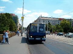 A BKV munkatársai minden elérhető buszt megpróbáltak összeszedni, amit csak találtak, ha csak szóló akadt, akkor olyat. Rengeteg járművezetőnek vonták el a szabadnapját és küldték számukra ismeretlen vonalra. Nem voltak boldogok miatta., Margit híd, Budapest (forrás: Gégény András)
