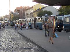Egymást akadályozták a buszok a Moszkva téren, mivel egy helyről indult a 4-6 villamospótló, az M2B metrópótló és az 56 gyors. Elegendő hely híján sokszor a középső sávban várakoztak, sőt ott is nyitottak ajtót. A végeken dolgozó BKV-sok mindent megpróbáltak, de a káosz a további napokban is ugyanígy várható. Az utasok talpraesettségi versenyben vehetnek részt minden nap., Moszkva tér, Budapest (forrás: VEKE)