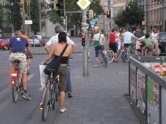 Ennyi kerékpáros gyűlik össze egy átlagos piros jelzésnél a hétköznapi forgalomban., Sendlinger Tor, München (forrás: Németh Attila)