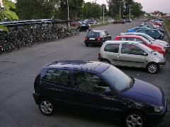 Dachau állomás parkolója. Ezek az autók és biciklik a városból vonattal hazaérkező tulajdonosaikat várják., Bahnhof, Dachau (forrás: Németh Attila)