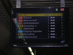 Utastájékoztatás a Stammstreckén. Megtudhatjuk, hogy melyik vonat hány perc múlva jön. Az is kiderül, hogy a jelzett vonatok mindegyike két egységből áll, és a peron elején áll meg., Heimeranplatz, München (forrás: Németh Attila)