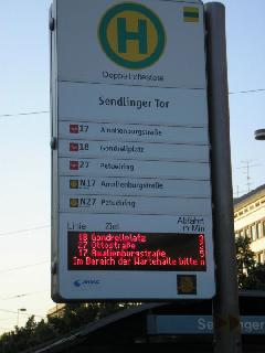 A villamosmegállókban is tájékoztatást kapunk arról, hogy mikor érkezik a jármű, amivel utazni szeretnénk, és kiderül az is, hogy a megálló kettős jellegű., Sendlinger Tor, München (forrás: Németh Attila)