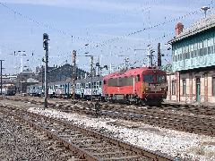 Augusztus 24-től ellenőrzik az elővárosok felé közlekedő vonatokon utazók egy részének menetjegyét. A lajosmizsei vonatra még a peronzár rendelkezései nem érvényesek., Nyugati pályaudvar, Budapest (forrás: Halász Péter)