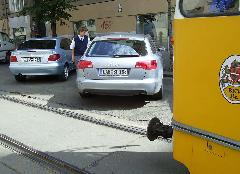 A villamos űrszelvényének felfestésével talán elkerülhető lett volna a figyelmetlenség. De a parkolási rend újragondolása is indokolt., Balassi Bálint utca, Budapest (forrás: VEKE)