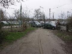Parkoló autók a villamosvágányokon - itt most nem ők akadályozzák a kötöttpályás közlekedést, Expo tér, Budapest (forrás: Müller Péter)