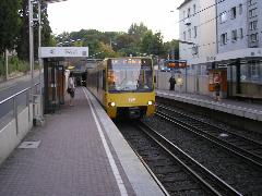 Megálló a stuttgarti Stadtbahnon. Látszik a magas peron és a három sínszál., Bopser, Stuttgart (forrás: Németh Attila)