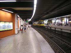 Felszín alatti Stadtbahn-állomás. Jól kivehető az alacsonyabb peron a villamosnak, míg hátul a magasabb a DT8-asok számára., Hauptbahnhof, Stuttgart (forrás: Németh Attila)