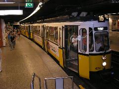 Ruhbank felé tartó 15-ös villamos egy felszín alatti állomáson., Hauptbahnhof, Stuttgart (forrás: Németh Attila)