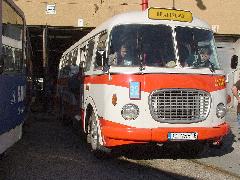 Ez a régi Skoda 706 típusú autóbusz is a Pozsonyi Közlekedési Vállalat gyűjteményének része. A VEKE természetesen ezt is kipróbálhatta., Krasòany kocsiszín, Pozsony (forrás: Dobronyi Tamás)