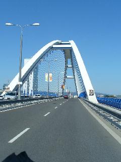 Pozsony legújabb, 2005. szeptember 4-én átadott hídja az Apollo nevet kapta. Troli még nem jár rajta, de a tartóoszlopok és a kábelezés ki van építve hozzá. A híd ún. 