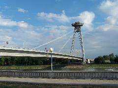 Az 1972-ben átadott, meghökkentő, aszimmetrikus formájú pozsonyi Új híd, egyetlen pilonjának tetején a panoráma-étteremmel, melynek neve UFO., Nový most, Pozsony (forrás: dr. Sinka Péter)