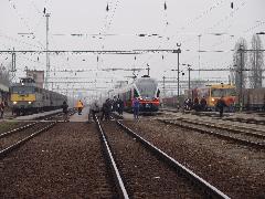 A beérkezett elővárosi vonat utasai a Bézével utazhatnak tovább Dunaújvárosba. Az ígéret szerint a Flirt egyedül is megoldhatja majd ezt a feladatot., állomás, Pusztaszabolcs (forrás: Dorner Lajos)