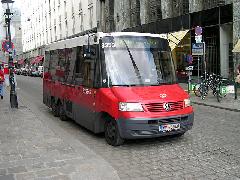 Ezekből a 2005-ös gyártású VW midibuszokból összesen 12 példány található Bécsben. (forrás: Istvánfi Péter)