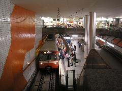 Németország legfiatalabb nehézmetrója a budapestihez hasonló rendszerű, de az állomások kiépítése általában nyitottabb., Hauptbahnhof, Nürnberg (forrás: Németh Attila)