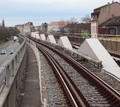 A Hochbahn, az U1 magasvasúti kiépítésű szakasza Fürth felé (forrás: Wikipedia)