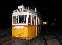 Az első szerelvény, amely a Batthyány tér és Kamaraerdő között közlekedett 2003. november 1-én, Budapest (forrás: Hajnal Gergely)