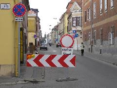 A Teleki utca lezárva a forgalom elöl, Teleki utca eleje, Győr (forrás: VEKE)