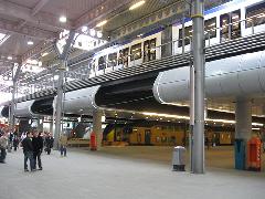 A hágai központi pályaudvaron az épület belsejében állnak meg a villamosok, megkönnyítve az átszállást., Hága (forrás: Sparing Dániel)