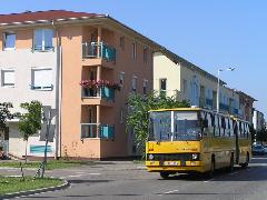 Az új 22-es autóbusz Marcalváros legújabb épületei között: várhatóan ősszel új megállóhelypár is létesül itt, a Katód utcánál, Mécs László utca, Győr (forrás: VEKE)