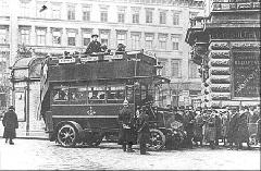 Az emeletes, akkumulátoros XX 1 forgalmi rendszámú, Austro-Daimler Tudor gyártmányú autóbusz az Andrássy úton, 1915 márciusában, az első budapesti buszjárat megnyitóján.