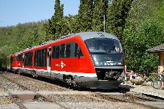Desiro-motorvonat Porva-Csesznek megállóhelyen, a 11-es Győr-Veszprém vasútvonalon. A színvonalas győri elővárosi közlekedés feltételei adottak, már csak az általunk javasolt, kínálati menetrendet kellene bevezetni. (forrás: Dobronyi Tamás)