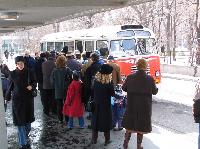 A hideg idő ellenére népes közönség volt kíváncsi a meghirdetett nyilvános nosztalgiamenetre., Erzsébet tér, Budapest (forrás: Hajtó Bálint)