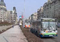 Régi és új - a legelső és a legutolsó Ikarus autóbusz egy képen, Erzsébet tér, Budapest (forrás: Friedl Ferenc)