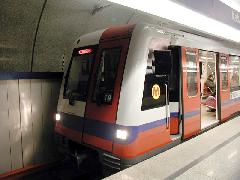 Új szerelvények és vonalhosszabbítás a varsói metrón