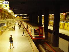 Egy ALSTOM-szerelvény érkezik a Centrum állomásra., Centrum metróállomás, Varsó (forrás: Dorner Lajos)