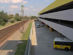 Érd alsó állomás peronjai, az új buszpályaudvar és a P+R parkolóház, Budai út, intermodális csomópont, Érd (forrás: Friedl Ferenc)