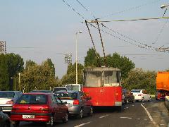 A trolibuszok felsővezetékének áthelyezése máris sokat segíthet a 74-esek közlekedésén., Kassai tér, Budapest (forrás: VEKE)