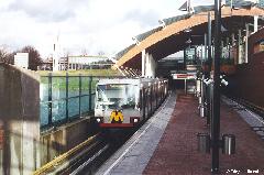 A rotterdami 2-es metróvonal egy alsóvezetékes, harmadik sínes szakaszon, Schiedam Troelstralaan, Rotterdam (forrás: www.railfaeurope.net, Eddy Konijnendijk)