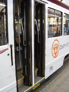 A Brüsszelben és Antwerpenben közlekedő PCC-villamosokra két szűk ajtón keresztül szállhatunk fel., Antwerpen (forrás: Németh Attila)