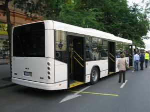 A busz hátulról, még a régi L23D jelzéssel. (Forrás: Mihályfi Márton)