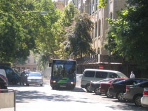 Midibusszal sűrűbb és színvonalasabb kiszolgálás biztosítható a Belvárosban; s a szűk utcákban is jobban elférnének a buszok. Természetesen nem a mai elavult járművekkel.